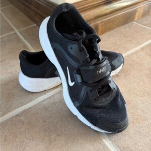 Nike women’s shoes size 9 black and white